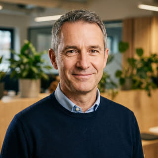 Foto de perfil de James Mitchell, quien aparece como consejero delegado en Meritahorro